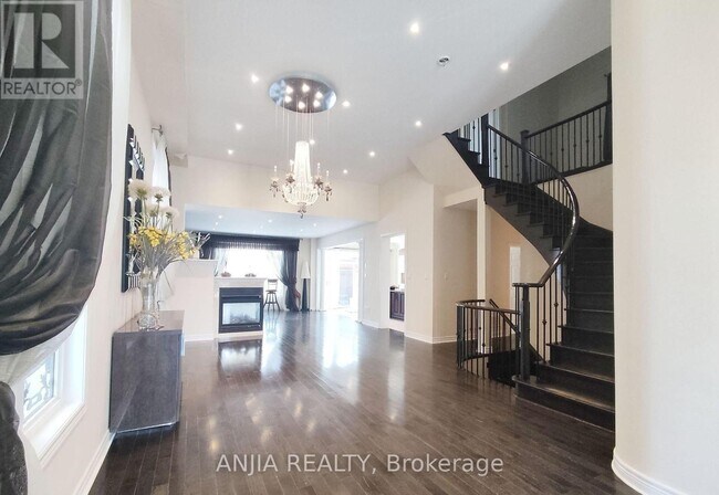 Building Photo - 19 Savona Pl