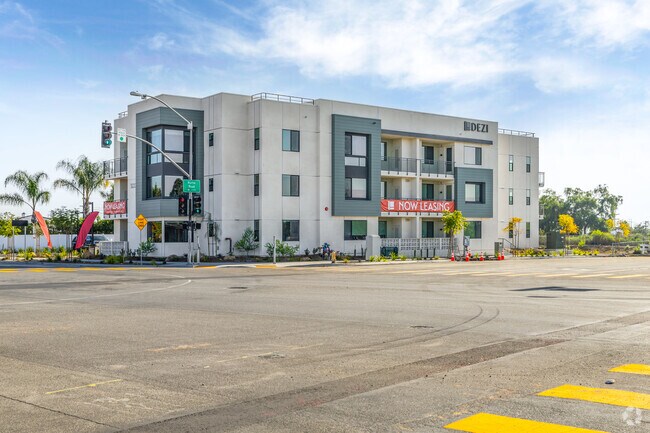 Building Photo - Dezi