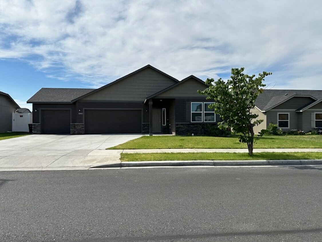 Primary Photo - Spacious 3-Bedroom Home with Dedicated Off...
