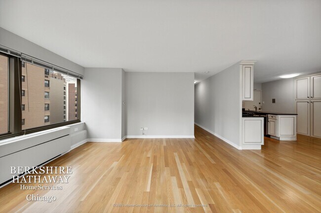 Foto del edificio - 247 E CHESTNUT Street