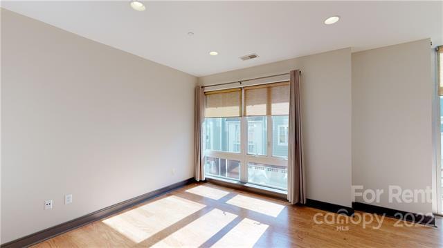 Building Photo - 2200 Lyndhurst Ave