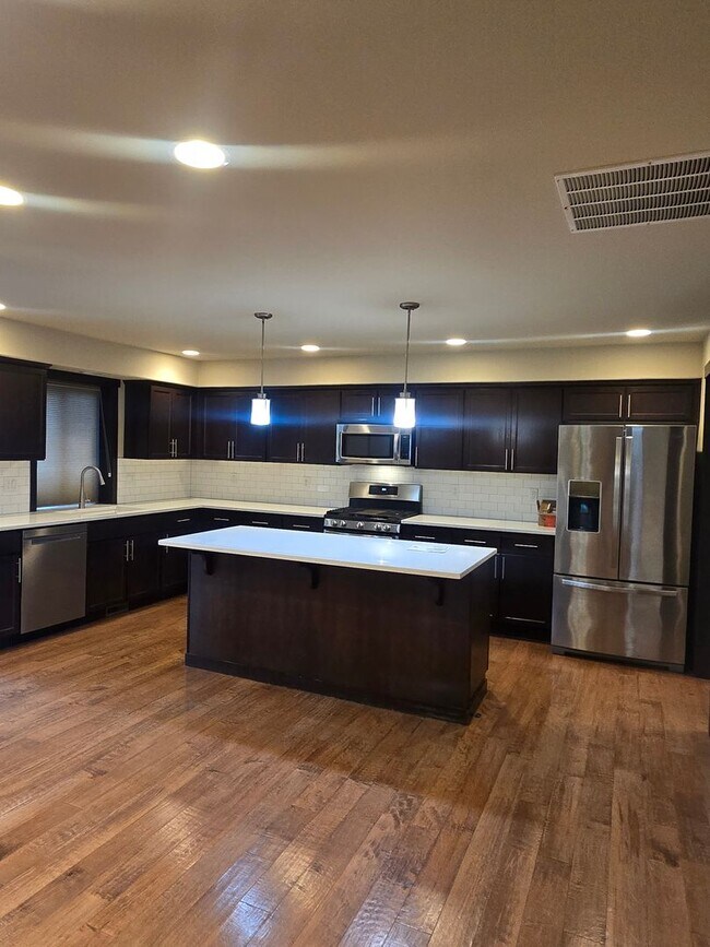 Foto del edificio - Welcome to this beautiful 4-bedroom, 2.5-b...