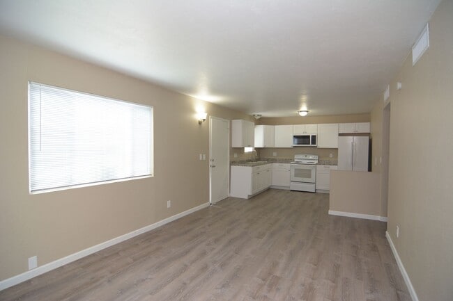 Building Photo - Recently Remodeled 2 Bedroom 1 Bath Fourplex! Great Central Location!