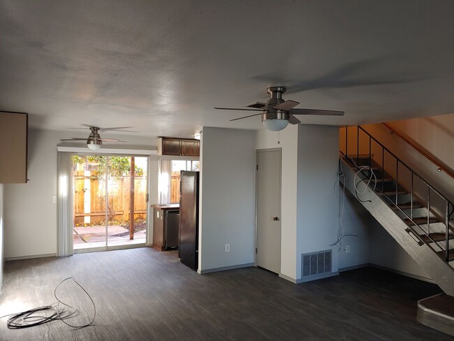 Foto del edificio - Now Leasing – Beautiful 3 Bedroom Townhome...