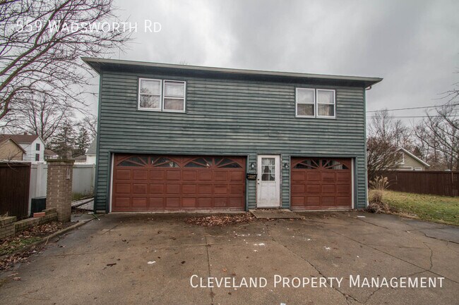 Building Photo - Large Brick Colonial