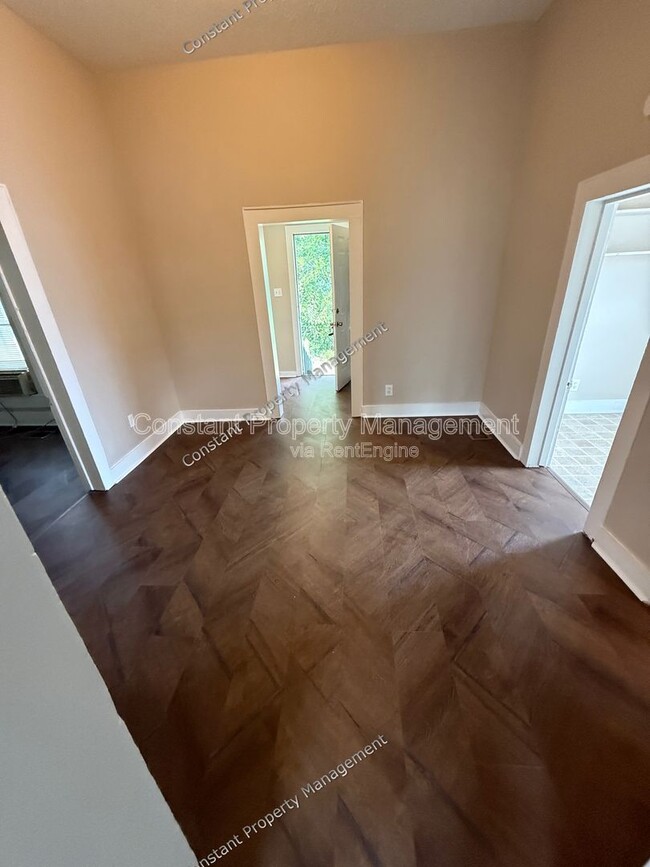 Foto del edificio - 825 E Broadway St
