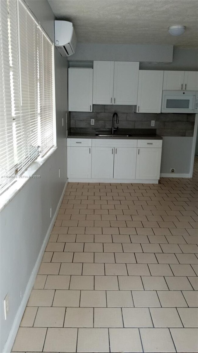 Building Photo - 1855 Cleveland St