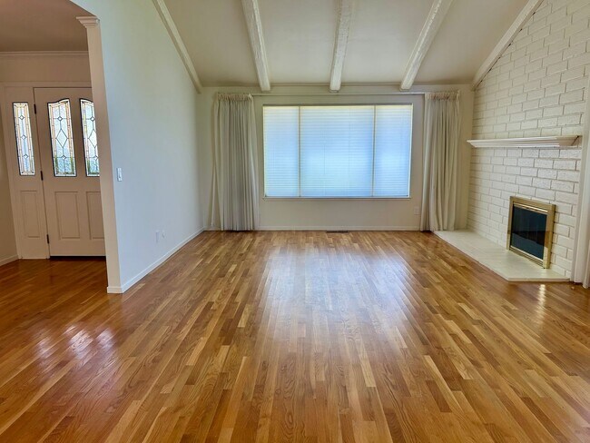 Foto del edificio - 266 Valley Oaks Dr