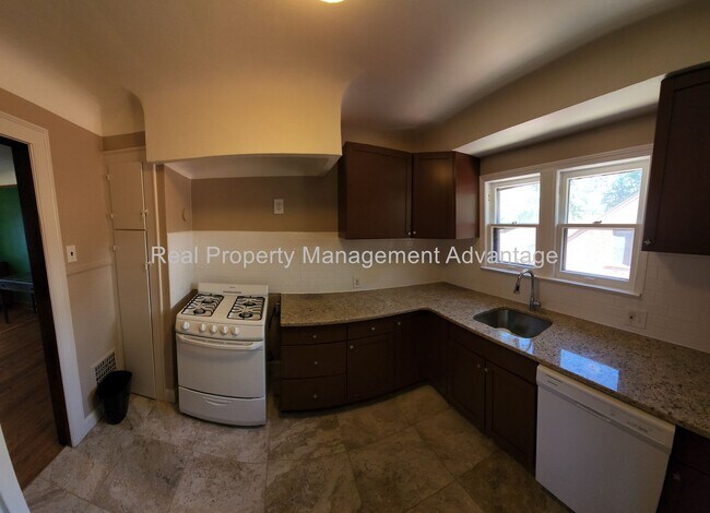 Building Photo - 911 Oakridge Ave