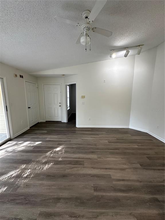 Foto del edificio - 5077 Park Central Dr