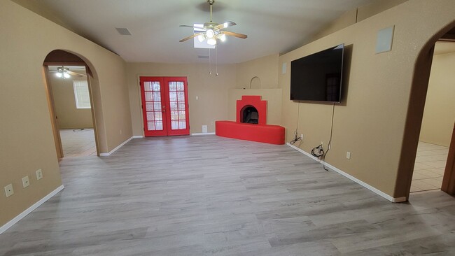 Building Photo - Remodeled 3 Bdrm/2 Ba Home with Refrigerat...
