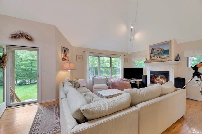 Foto del edificio - 37 Bittersweet Ave