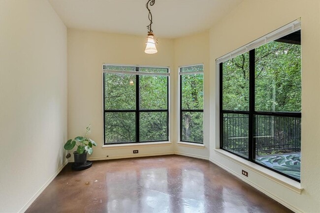 Foto del edificio - 4711 Spicewood Springs Rd