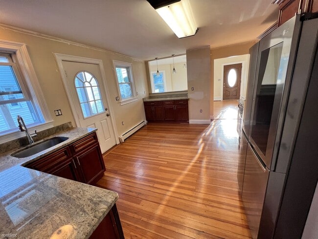 Building Photo - 3 br, 1 bath Condo - 252 Broadway