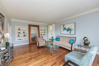 Building Photo - 30 Cableknoll Ln