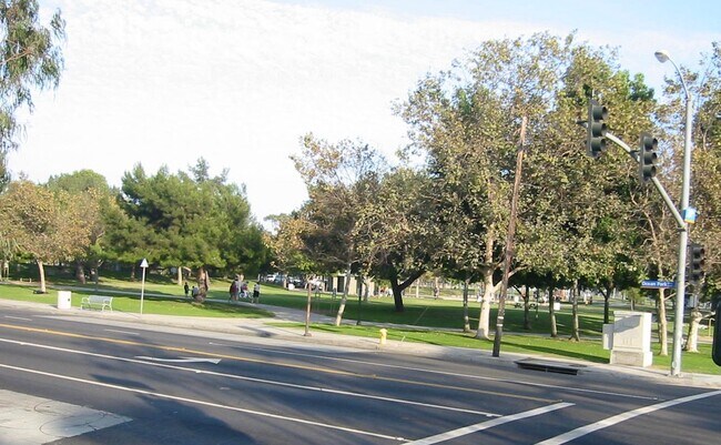 Clover Park al otro lado de la calle - 2515 Ocean Park Blvd
