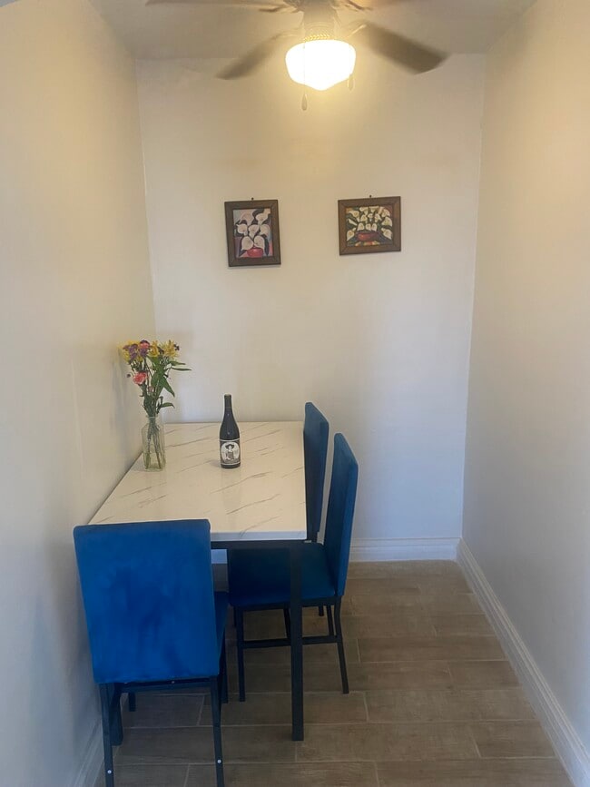 Foto del edificio - 3519 E 8th St