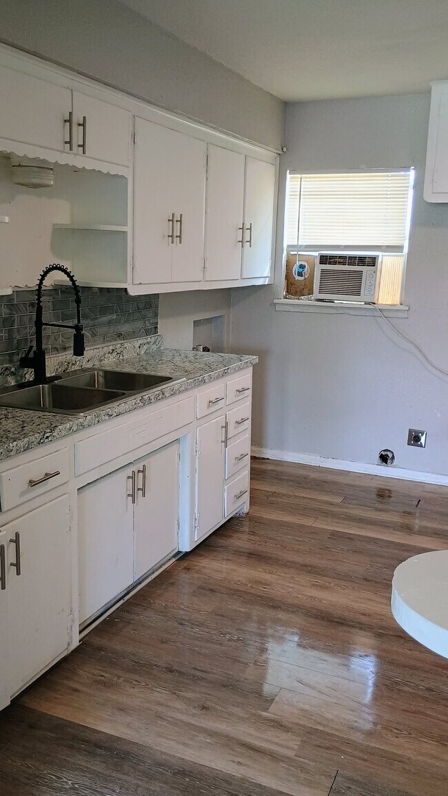 Foto del edificio - 1046 W Star St