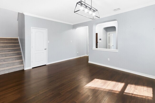 Building Photo - 5 Bedroom/3 Bath Cross Creek Subdivision