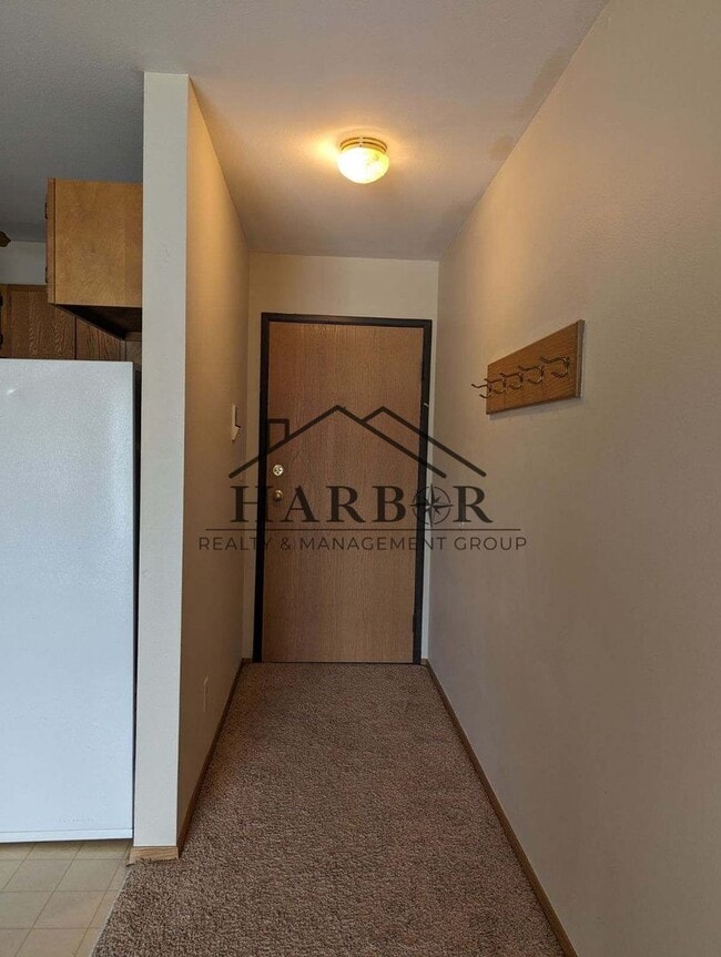 Building Photo - 2 Bedroom 1 Bath - SPECIAL: Lower rent wit...