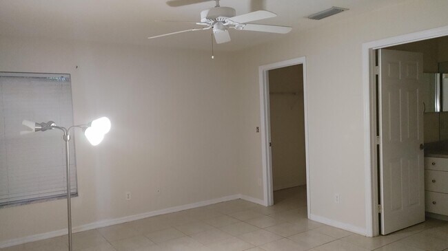 Foto del edificio - 2311 SE Charleston Dr