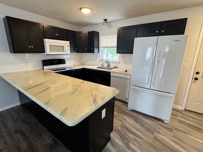 Building Photo - 3 Bedroom 2 Bath Home with Garage