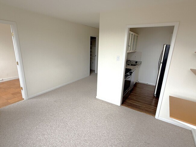 Foto del edificio - Ready for immediate move-in! 1 bed/1bath in Grosvenor.