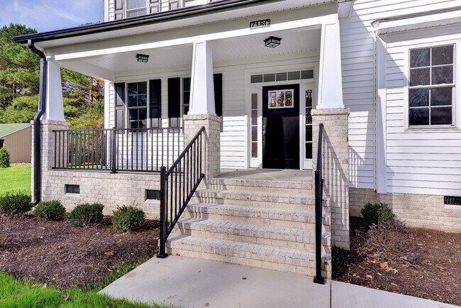 Foto del edificio - 718C Poquoson Ave