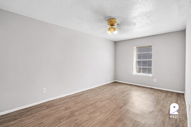 Building Photo - 11810 Algonquin Dr