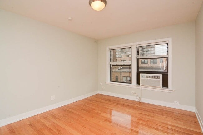 Foto del edificio - 553 W Arlington