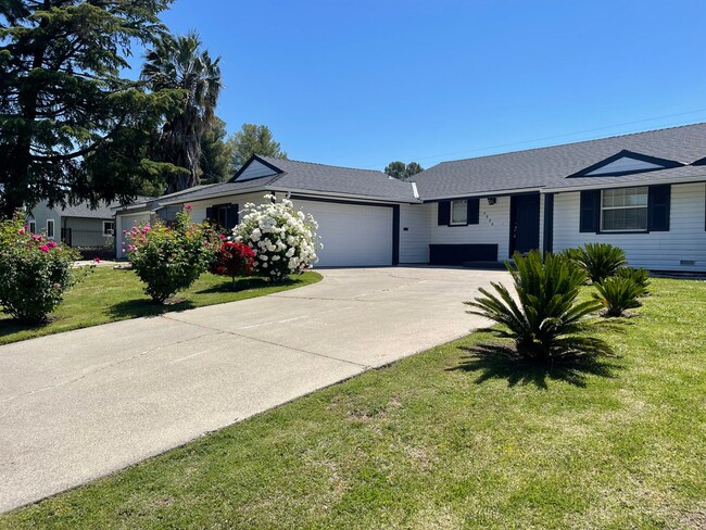 Building Photo - Beautiful Three Bedroom Two Bathroom Home