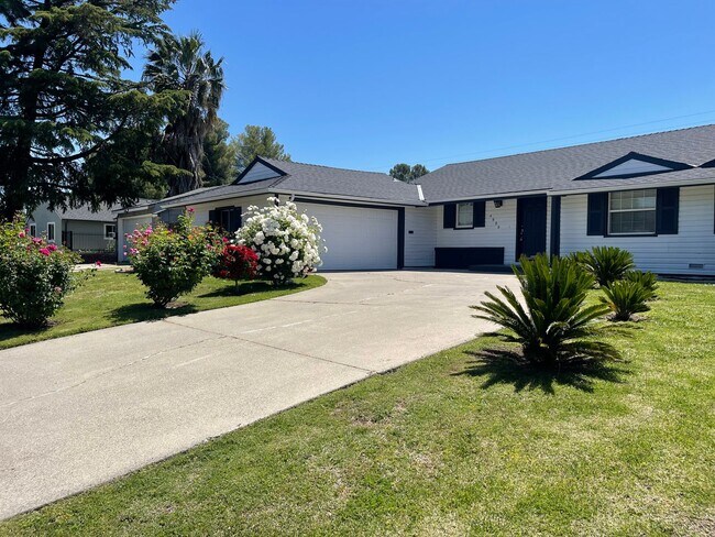 Foto del edificio - Beautiful Three Bedroom Two Bathroom Home