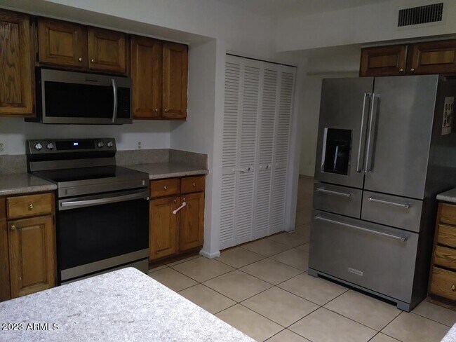 Foto del edificio - 10138 W Highland Ave