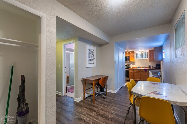 Building Photo - Charming Garden Level 2-Bedroom in Denver