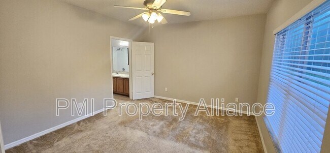Foto del edificio - 4212 Forest Island Dr