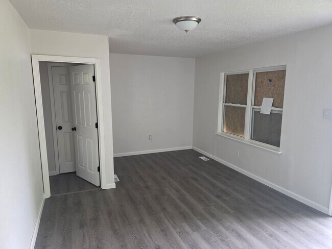 Building Photo - 1703 Doris Ave