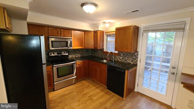 Building Photo - 6 Alden Ct