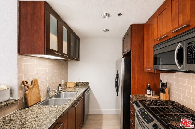 Foto del edificio - 585 N Rossmore Ave