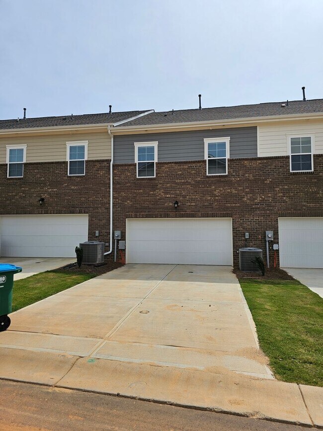 Foto del edificio - Like New Townhome in Mint Hill