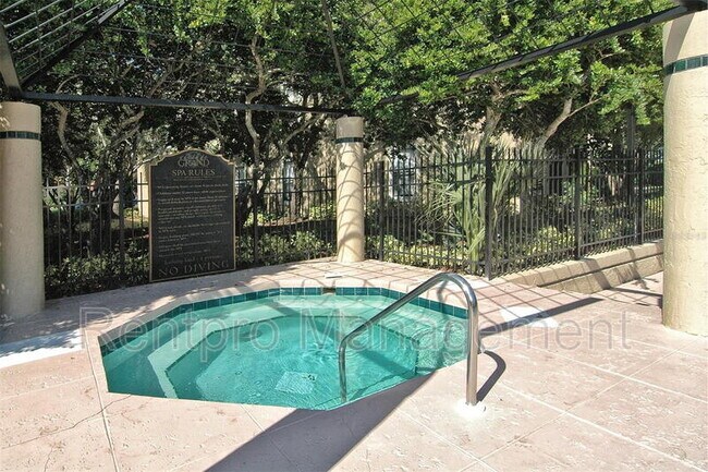 Foto del edificio - 4002 Crockers Lake Blvd