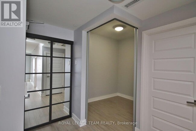 Building Photo - 118-1118 Holmwood Ave