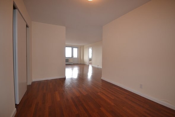 Foto principal - 105 Queens Blvd