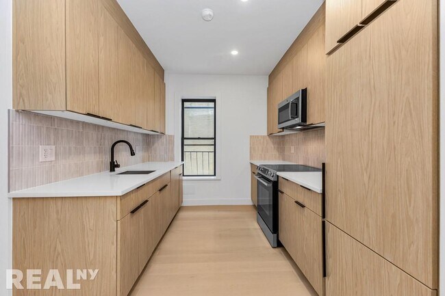 Foto del edificio - 704 Eighth Avenue