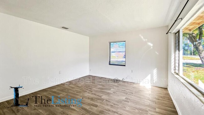 Foto del edificio - 924 N Amelia Ave
