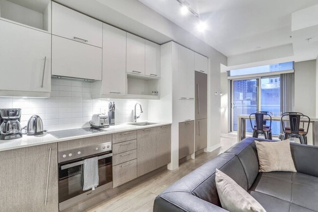 Building Photo - 255 Queen St W