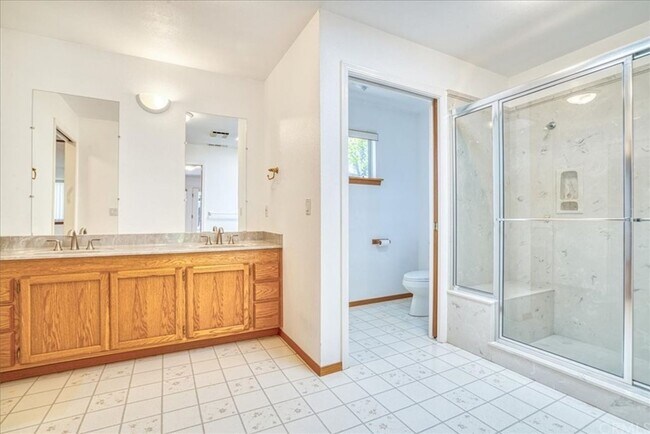 Foto del edificio - 5 Bedroom 3-bathroom Large single level home!