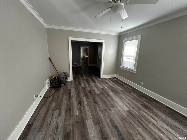Building Photo - 715 W Loucks Ave