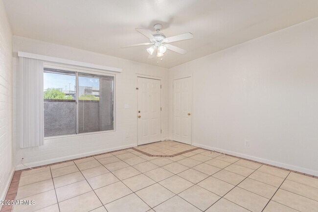 Foto del edificio - 1343 W 3rd St