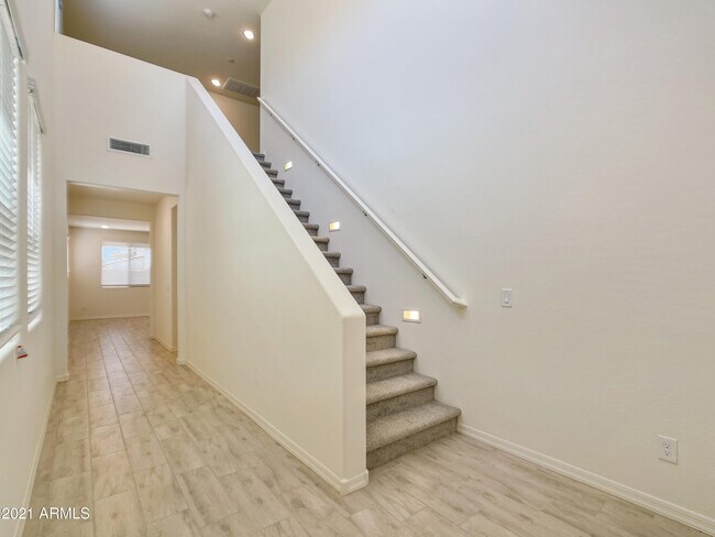 Building Photo - 8847 W Fleetwood Ln