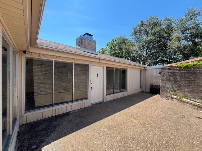 Building Photo - SPACIOUS SOUTHSIDE DUPLEX!